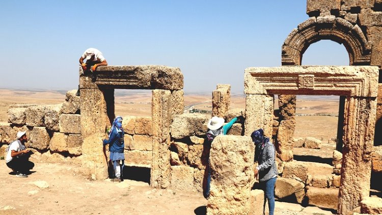 Diyarbakır-Zerzevan Kalesi’nde 700 yıllık gizli geçit ve kaya mezarlığı ortaya çıktı