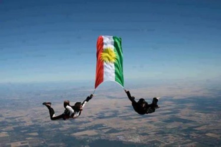 Kürt paraşütçüler,Fransa’da düzenlenen uluslararası festivalde Kürdistan'ı temsil etti