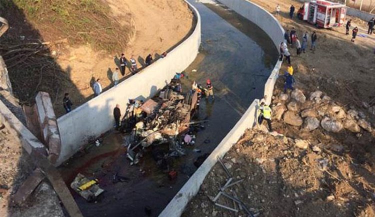 Göçmenleri taşıyan kamyon dereye uçtu: 22 ölü