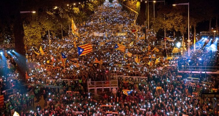 Bağımsızlık yanlısı Katalanlar Barselona'da sokaklara indi