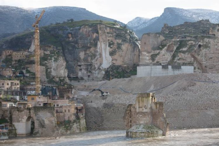 12 bin yıllık tarihe sahip, Hasankeyf’in tarihi kale duvarları betonla kaplanıyor
