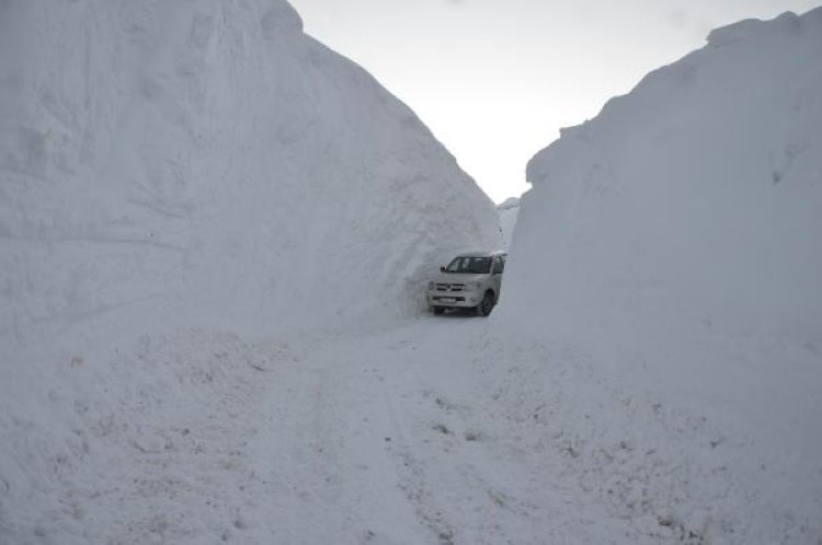 Yüksekova da kar 4 metreyi aştı, 65 köy ve 115 mezra yolu kapandı