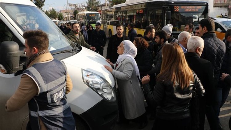Diyarbakır’da HDP’li vekillere polis müdahalesi