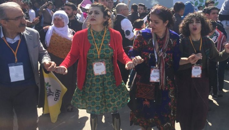 Bombalı saldırıda iki bacağını kaybeden Lisa Newroz'da halay çekti