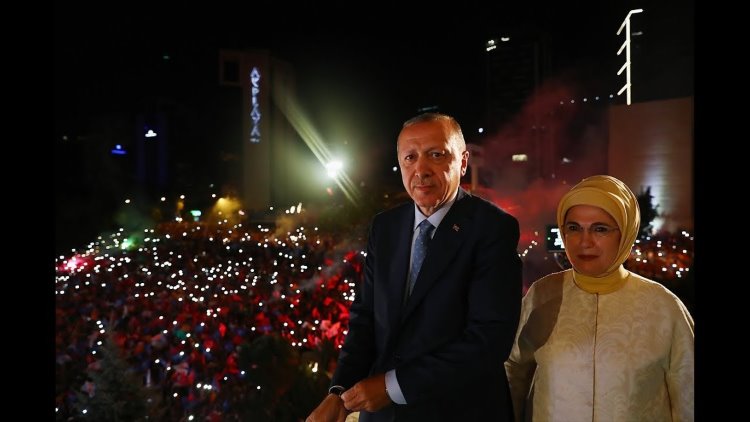 Erdoğan, Balkon'a neden tek başına çıktı?