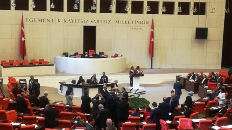 HDP'li vekillerden Meclis'te ilginç eylem: "Kürsü işgali"