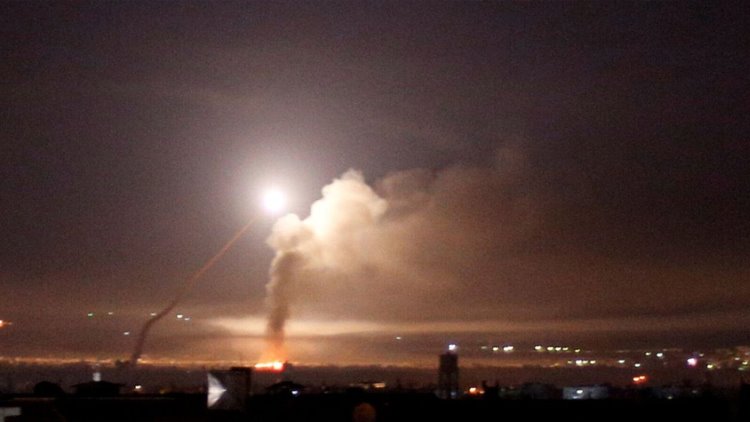 İsrail, Suriye'nin askeri bölgelerini füzelerle vurdu
