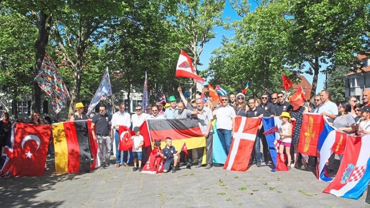 Almanya'da Türklerden, 'Kürtlerin devleti yok, bayrakları dalgalanmasın' itirazı