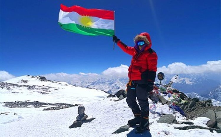 Kürt dağcılar, Kürdistan Bayrağı'nı zirvede dalgalandırdı