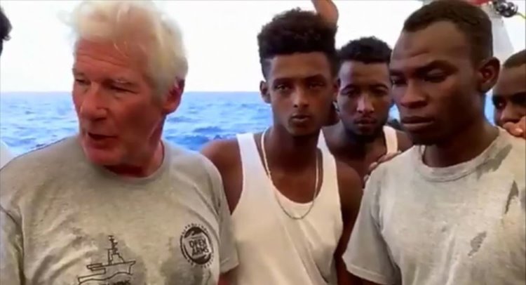 Sinema oyuncusu Richard Gere'den Akdeniz'de mahsur kalan göçmenlere ziyaret