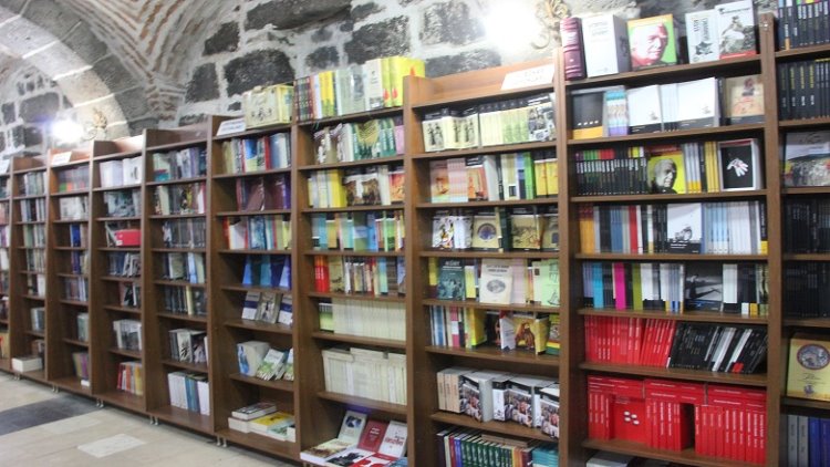 İran rejiminden Kürt kitapçıya hapis cezası 