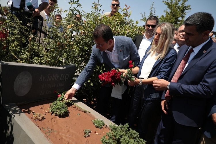 İmamoğlu, Diyarbakır'da Tahir Elçi'nin mezarını ziyaret ederek karanfil bıraktı