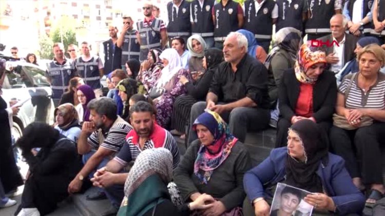 HDP Binası önünde bekleyen aileler arasında kavga çıktı