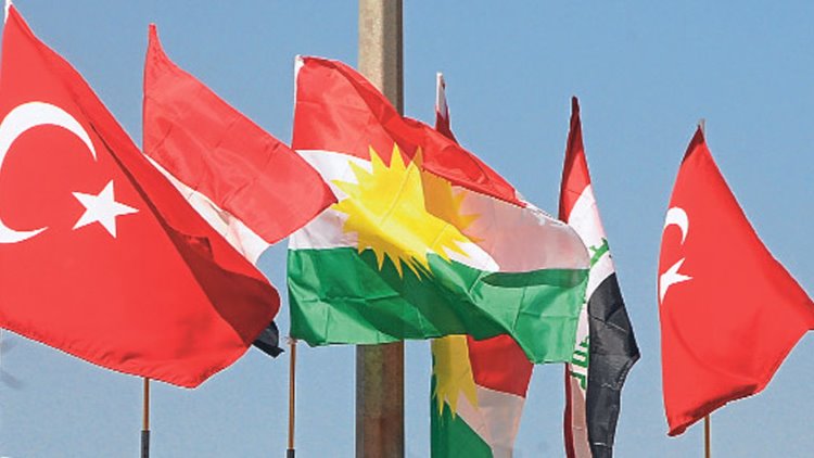 Süleymaniye'de kendilerini 'Fedai' olarak adlandıran kişiler Türk bayraklarını indirdi