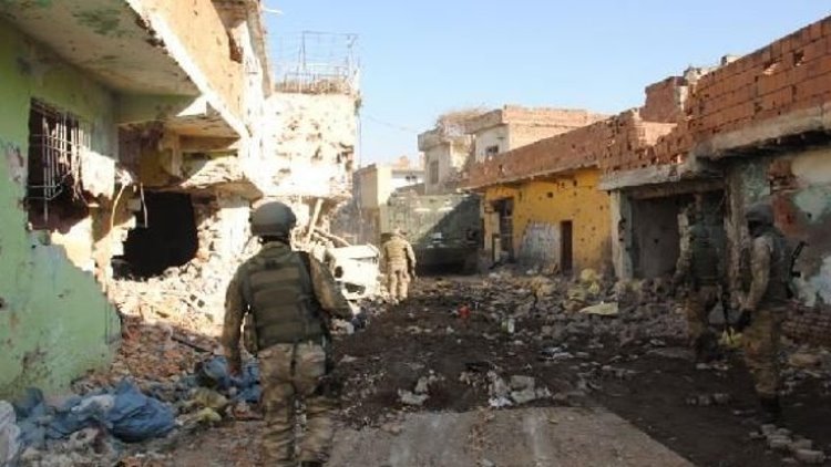 Kürt illerinde sokağa çıkma yasakları ve çatışma raporu: 400 bin kişi yerlerinden edildi 