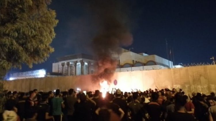 Irak'ta göstericiler Kerbela'daki İran konsolosluğunu ateşe verdi