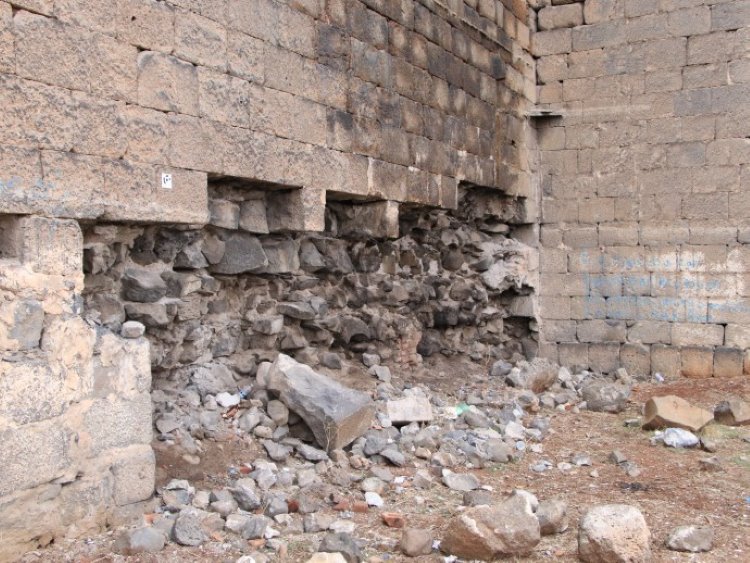Diyarbakır surlarının taşları sökülüp satılıyor