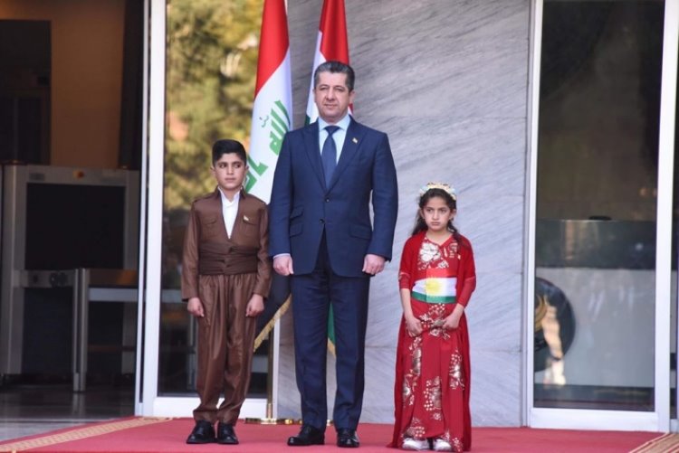 Başbakan Barzani, Şehit Hûcam'ın çocuklarıyla Kürdistan Bayrağı'nı göndere çekti
