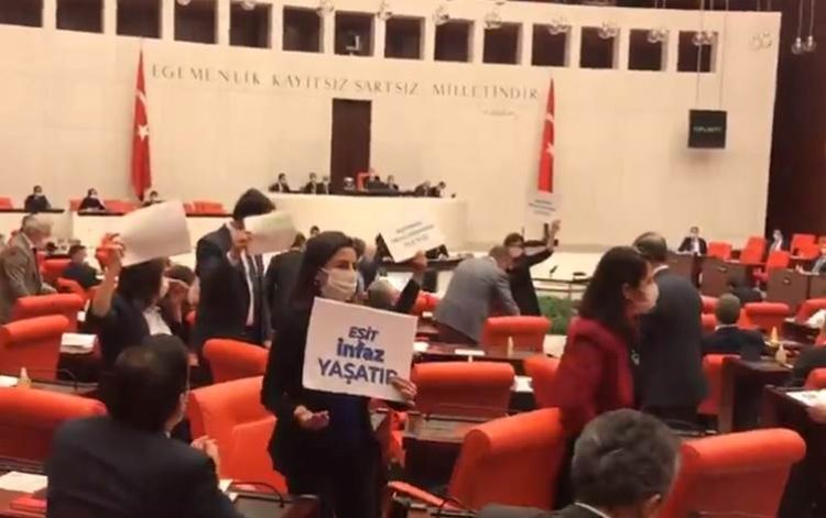 HDP Meclis’te ‘infaz yasası’nı protesto etti