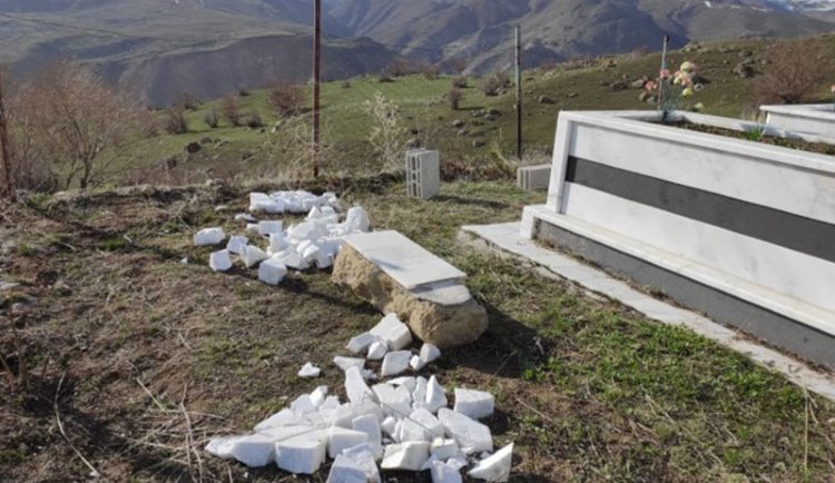 Askerler, ailelerin gözleri önünde mezar taşlarını parçaladı