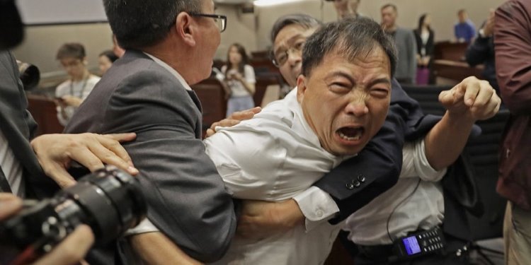 Hong Kong parlamentosunda kavga; demokrasi yanlıları ve Çin yanlıları birbirine girdi