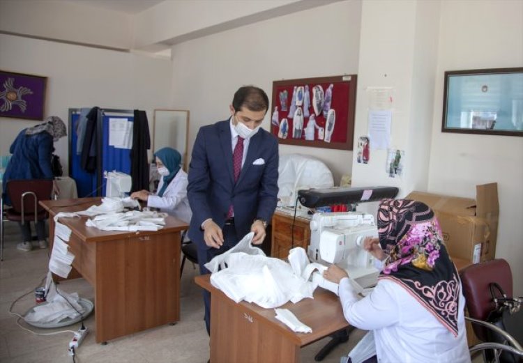 Bitlis’te kadınların ürettiği maskeler ücretsiz dağıtılıyor