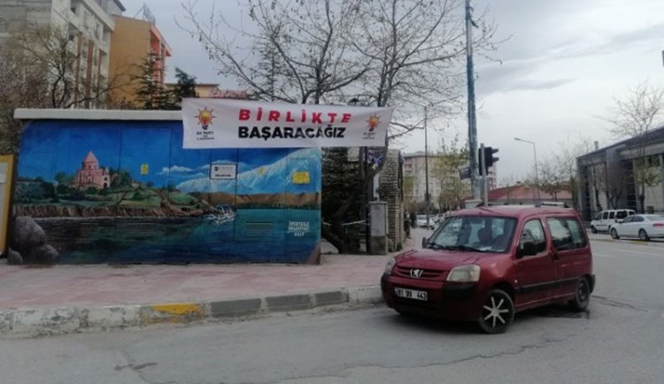 Van'da afiş AKP'ye serbest HDP'ye yasak
