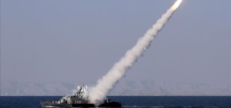 İran donanması Basra Körfezi'nde yanlışlıkla kendi gemisini vurdu.