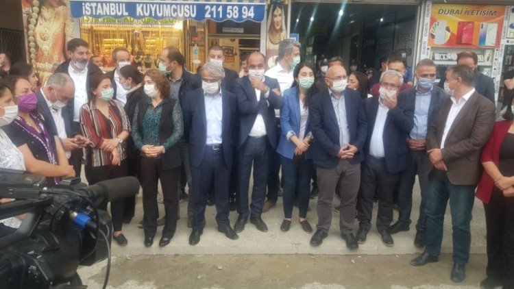 Hakkari'de polis HDP'ye karşı barikatlar kurdu