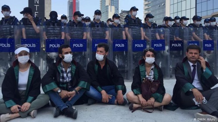 Baro başkanlarına Ankara girişinde polis barikatı