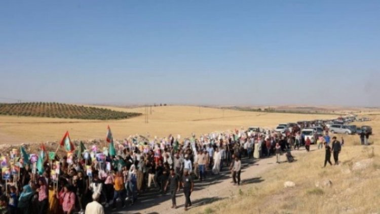 Kobanê halkından Rus üssüne protesto yürüyüşü
