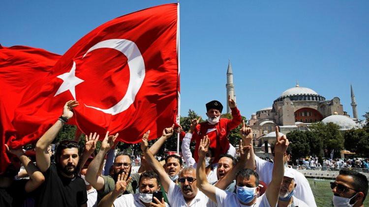 Ayasofya'da ilk namaz dünya basınında: Erdoğan milliyetçi tabanına oynuyor