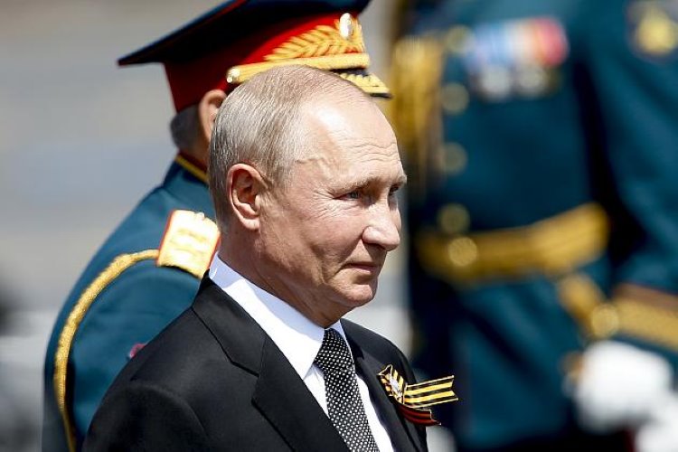 Rusya Devlet Başkanı Putin LGBT Bayrağı asan ABD Büyükelçiliği ile dalga geçti