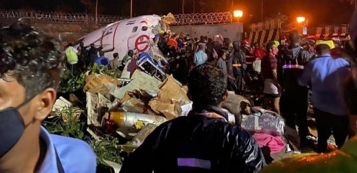 Hindistan'da iniş sırasında pistin dışına çıkan uçak ikiye bölündü 15 kişi öldü