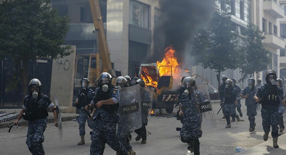 Lübnan'da göstericiler iki bakanlık binasına girdi: Çıkan gerginlikte 170 kişi yaralandı