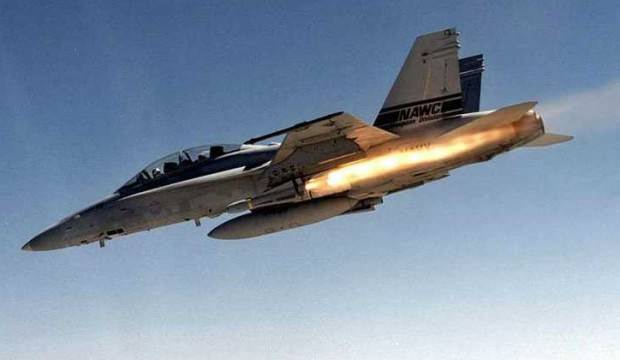 ABD uçakları Suriye askerlerini bombaladı!
