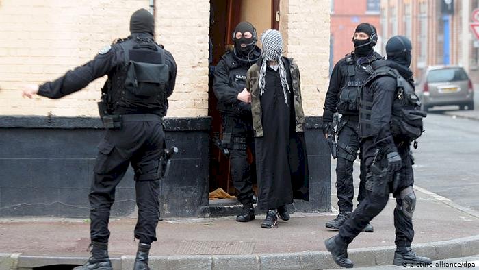 Fransa'da Başı kesilen öğretmen için radikal İslamcılara operasyon