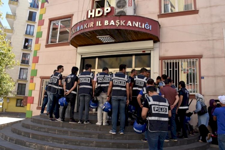 Diyarbakır'da HDP'nin il ve ilçe binalarına baskın
