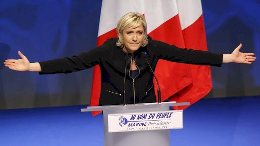 Fransa'da  Le Pen'den "başörtüsü yasaklansın" çağrısı