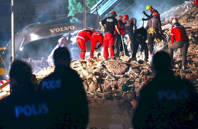 İzmir'deki depremde hayatını kaybedenlerin sayısı 49'a yükseldi