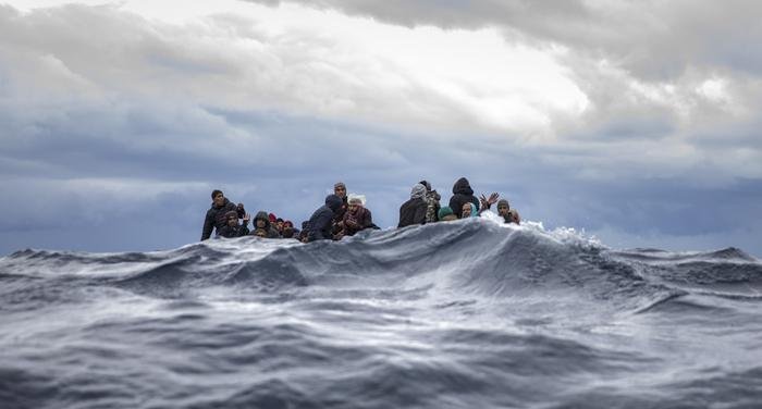Libya açıklarında göçmenleri taşıyan tekne battı: En az 74 kişi öldü