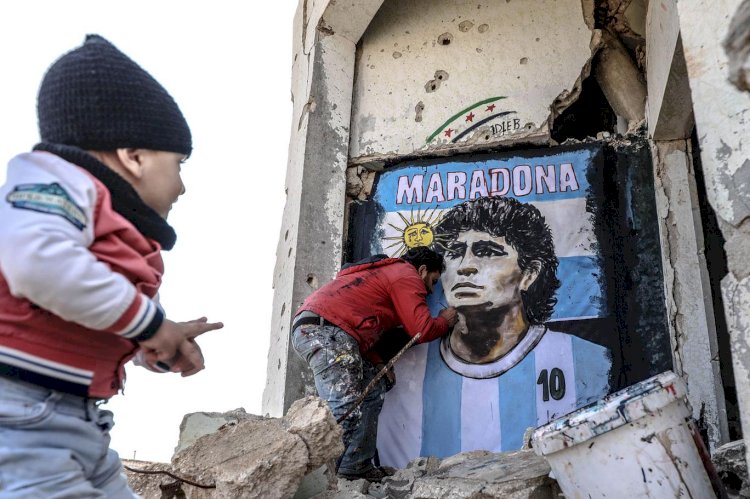 Maradona'nın resmini İdlib'de yıkılan bir evin duvarına çizdi