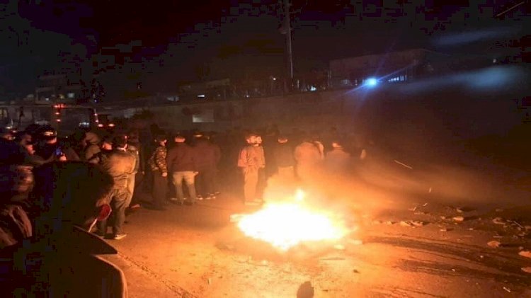Süleymaniye’de göstericiler parti binalarına saldırdı