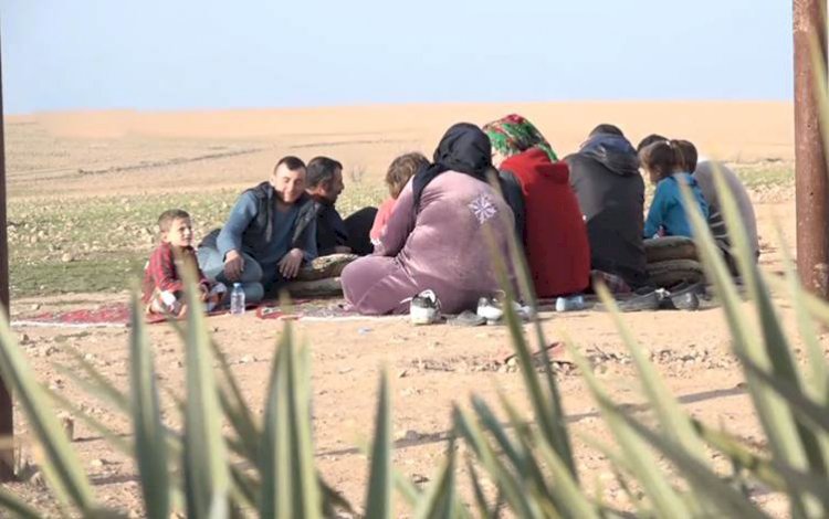 Rojava'nın Ayn İsa kentinde halk evlerini terkediyor