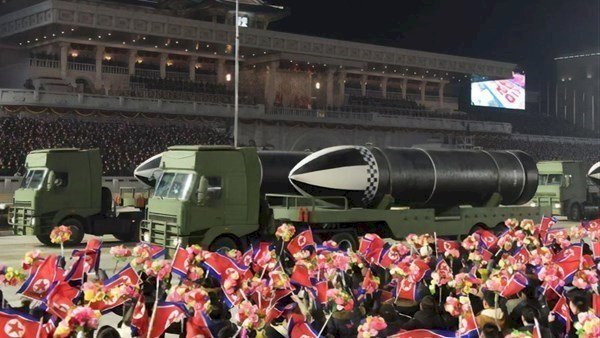 Kuzey Kore lideri Kim ‘dünyanın en güçlü silahı’ ile gövde gösterisi yaptı