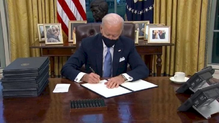 Biden, Trump yönetiminin kararlarını tersine çeviren 17 kararname imzaladı