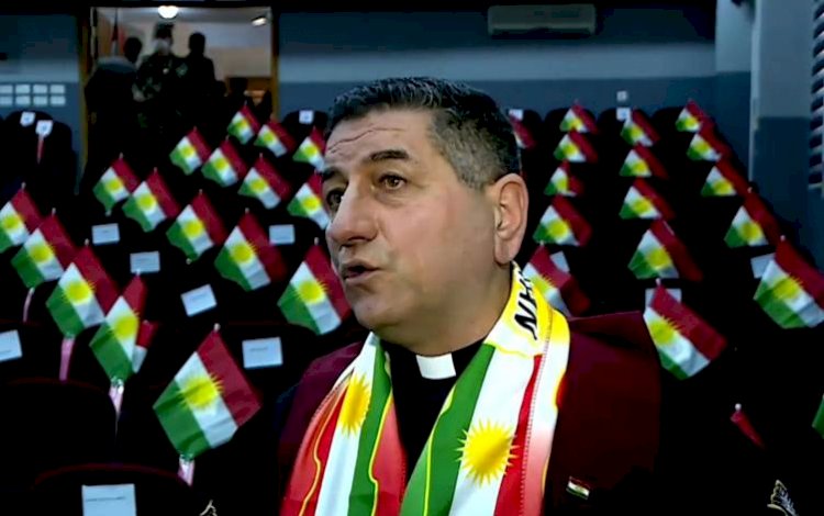 Gittiği her ülkeye Kürdistan Bayrağı götüren papaza ödül