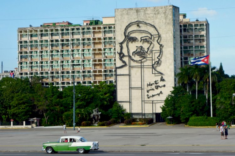 Komünist Küba Ekonomiyi Özelleştirme Kararı Aldı