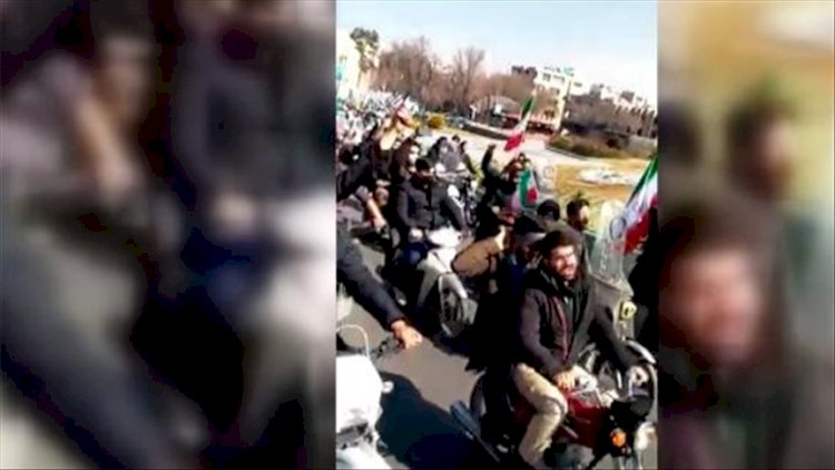 İran devrim kutlamalarına,  Ruhani aleyhine atılan sloganlar damgasını vurdu