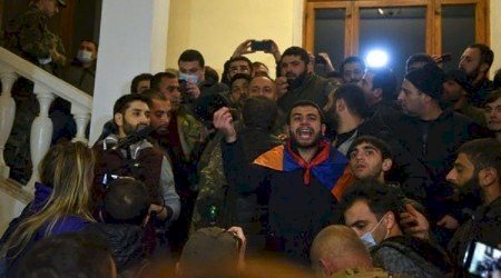 Ermenistan’da göstericiler hükümet binasını bastı